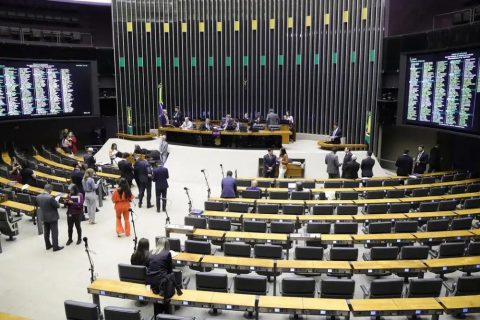 Câmara aprova projeto que reajusta salários de servidores públicos