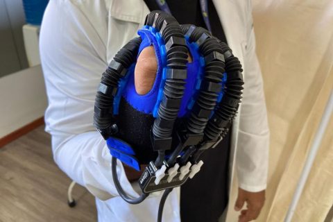 Policlínica Darlinda Esteves Ribeiro utiliza novo equipamento para auxiliar na reabilitação motora de pacientes