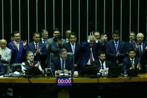 Câmara aprova regulamentação da reforma tributária com trava no IVA
