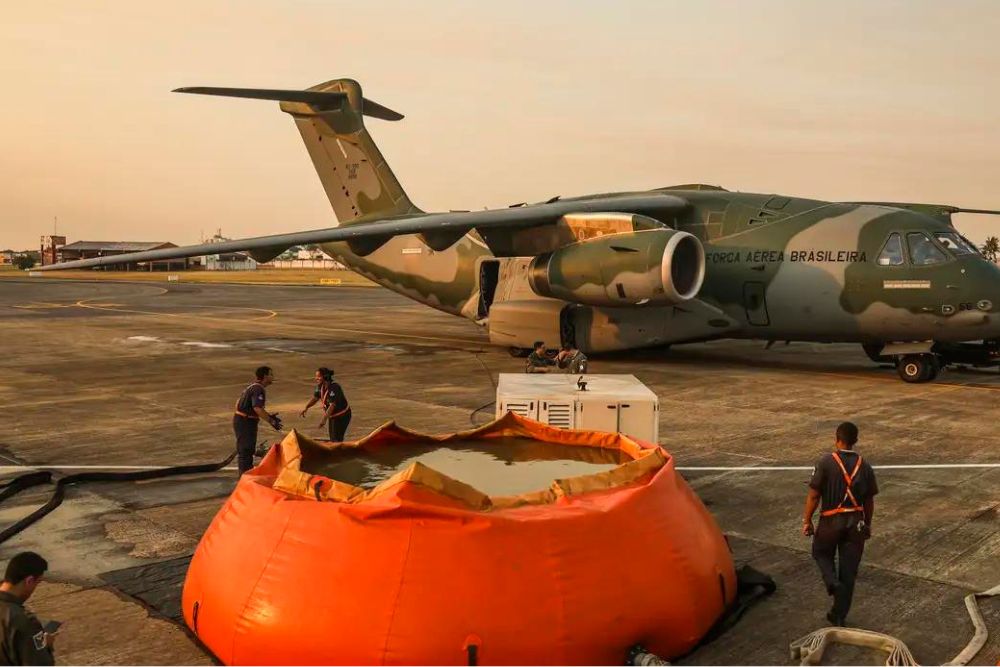 FAB lança 336 mil litros de água para combater incêndios no Pantanal FAB lança 336 mil litros de água para combater incêndios no Pantanal