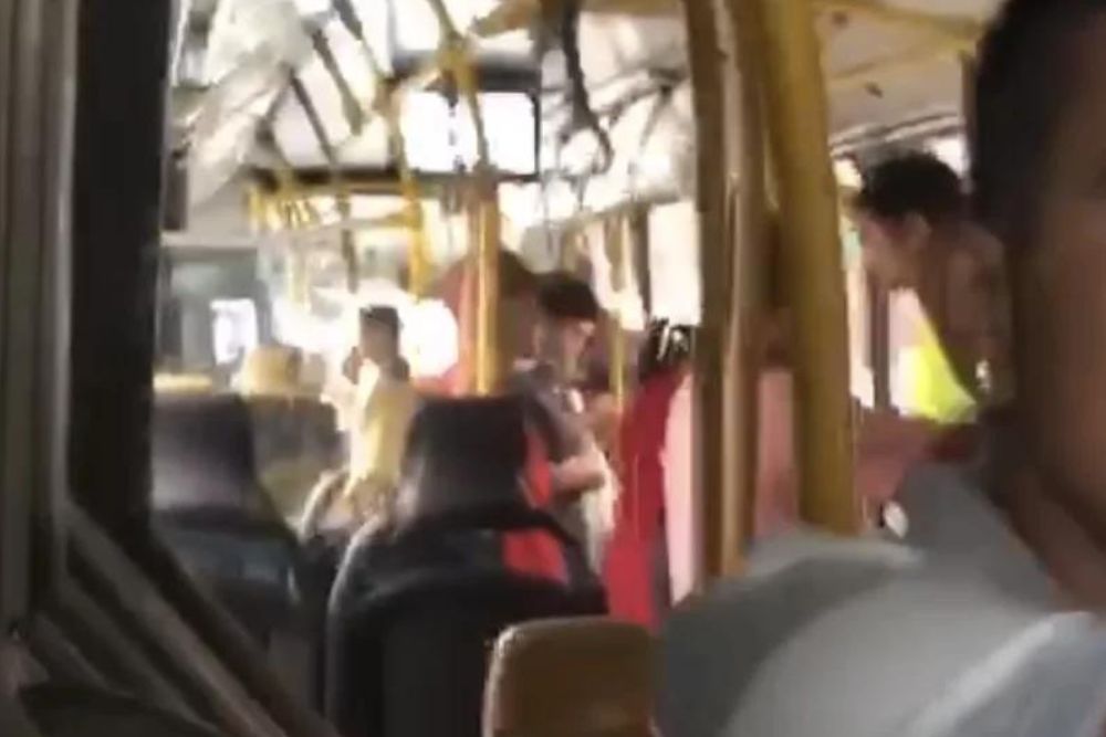 Passageiro é esfaqueado durante assalto a ônibus na avenida Pedro Teixeira Passageiro é esfaqueado durante assalto a ônibus na avenida Pedro Teixeira