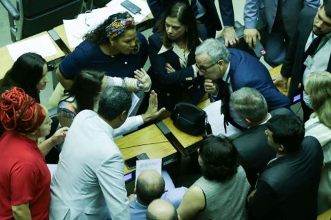 Câmara aprova PEC que perdoa multas e cotas raciais de partidos