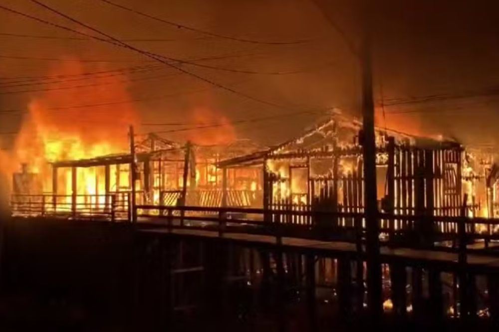 Incêndio destrói casas e mata criança de 6 anos no município de Nhamundá Incêndio destrói casas e mata criança de 6 anos no município de Nhamundá