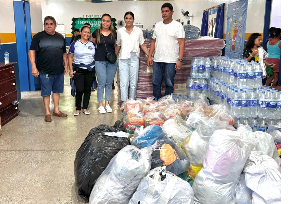 Desabrigados do incêndio em Nhamundá recebem doações da Deputada Mayra Dias e do Prefeito Bi Garcia Desabrigados do incêndio em Nhamundá recebem doações da Deputada Mayra Dias e do Prefeito Bi Garcia
