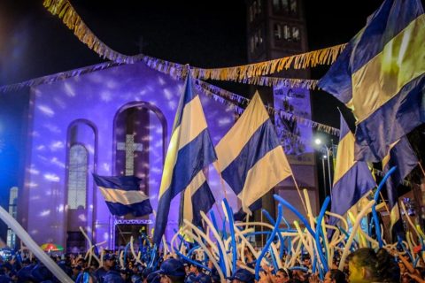 Boi Caprichoso reúne multidão para agradecer à Nossa Senhora do Carmo pela conquista do tricampeonato