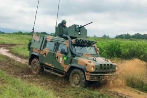 Exército compra 420 viaturas blindadas e com metralhadora giratória