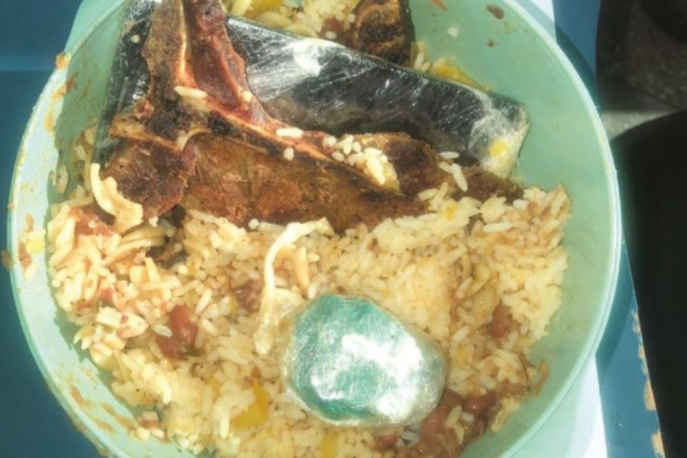 Mulher &eacute; presa com drogas e celular escondidos em marmita dentro de pres&iacute;dio no Amazonas