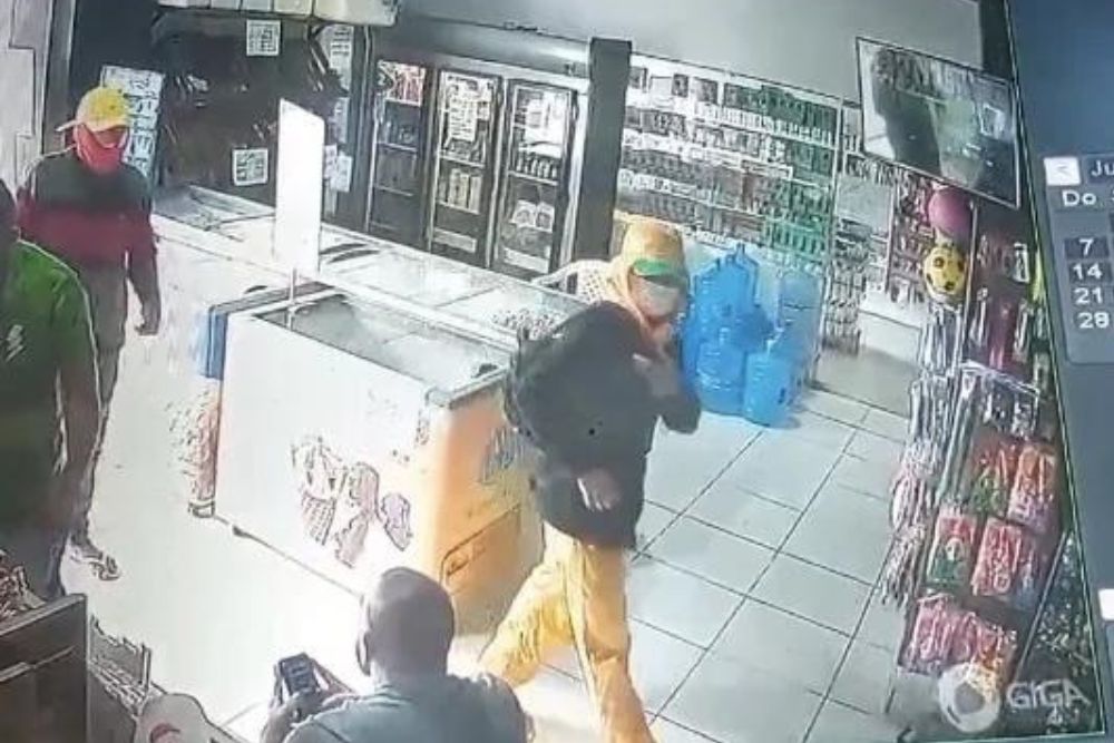 Grupo rouba quase R$ 15 mil de supermercado no interior do Amazonas