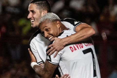 Vasco vence Atlético-GO e engata a quarta vitória seguida no Brasileirão