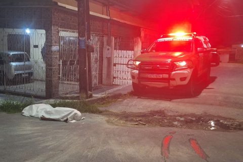 Corpo de homem é arremessado de carro no bairro Cidade de Deus