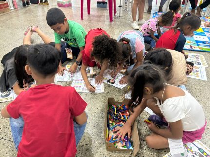 Crianças e adolescentes migrantes e refugiados são atendidos pelo projeto 'Super Curumins' em Manaus
