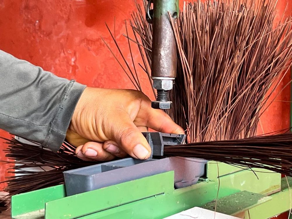 ADS capacita vassoureiros para manuseio de m&aacute;quina e alternativas comerciais do produto