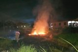 Bombeiros combatem incêndio em vegetação e impedem propagação para residências em Boca do Acre