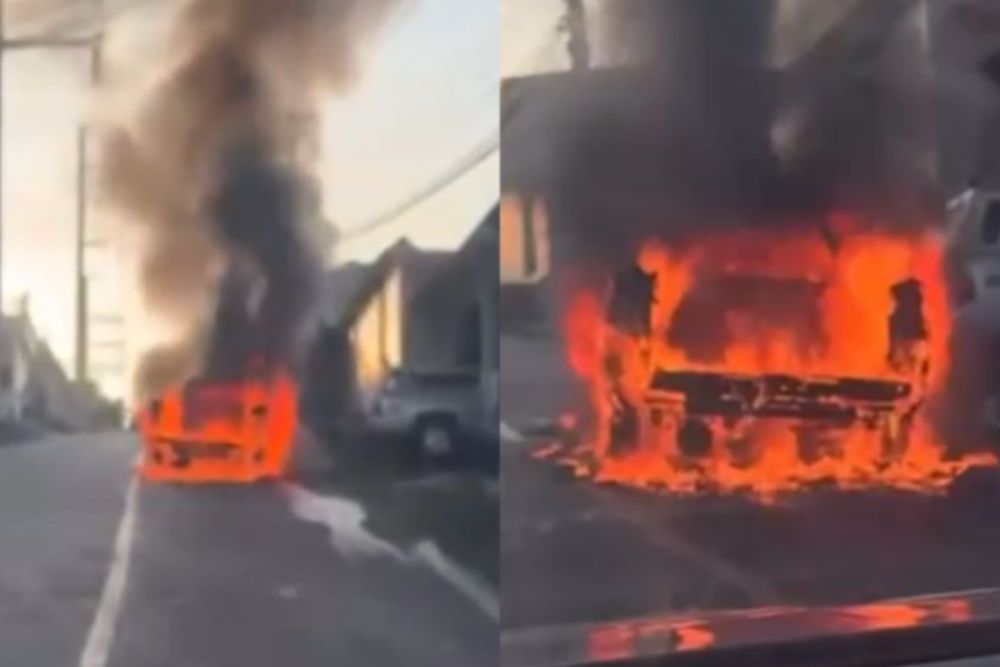 Picape é destruída após ser consumida por fogo no bairro Petrópolis Picape é destruída após ser consumida por fogo no bairro Petrópolis