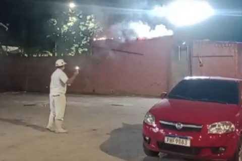 Incêndio destrói residência no bairro Colônia Terra Nova
