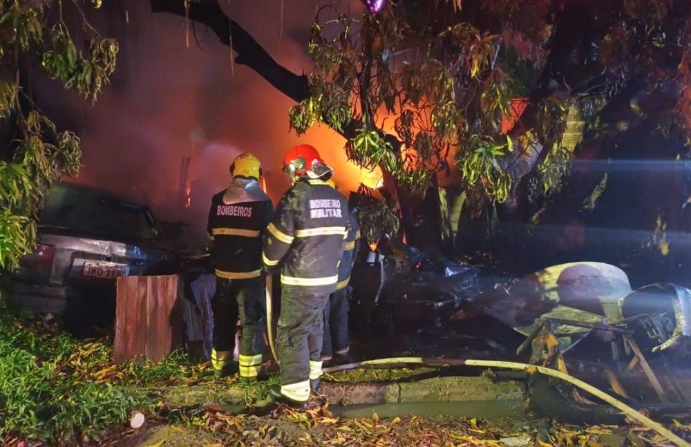 Bombeiros combatem inc&ecirc;ndio em resid&ecirc;ncia no bairro Tancredo Neves