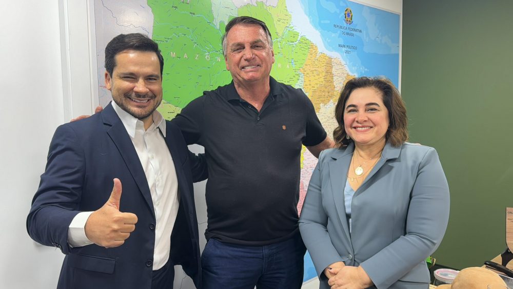 Bolsonaro anuncia Alberto Neto e Maria do Carmo como chapa da direita na disputa pela Prefeitura de Manaus Bolsonaro anuncia Alberto Neto e Maria do Carmo como chapa da direita na disputa pela Prefeitura de Manaus