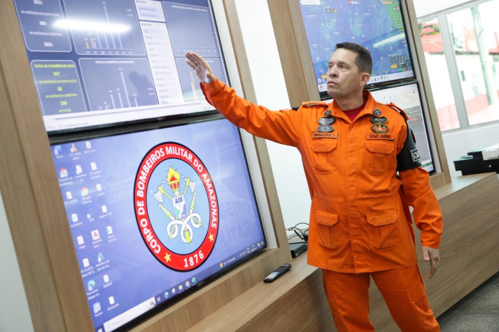 Bombeiros combatem mais de 2,2 mil focos de calor e intensificam monitoramento de queimadas no Amazonas Bombeiros combatem mais de 2,2 mil focos de calor e intensificam monitoramento de queimadas no Amazonas