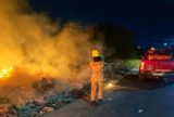 Bombeiros combatem incêndio em área de vegetação no bairro Distrito Industrial