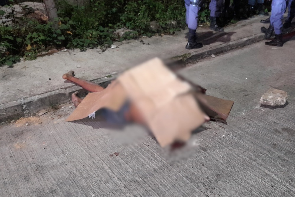 Suspeito de assalto é morto a pauladas e pedradas no bairro Cidade de Deus Suspeito de assalto é morto a pauladas e pedradas no bairro Cidade de Deus