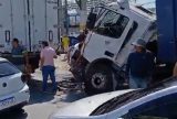 Motorista fica preso as ferragens após carreta bater em caminhão no Distrito Industrial