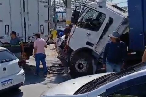 Motorista fica preso as ferragens após carreta bater em caminhão no Distrito Industrial