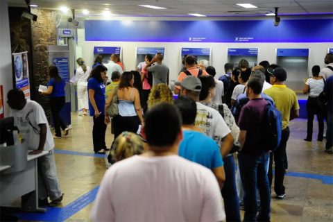 Caixa libera abono salarial para nascidos em março e abril
