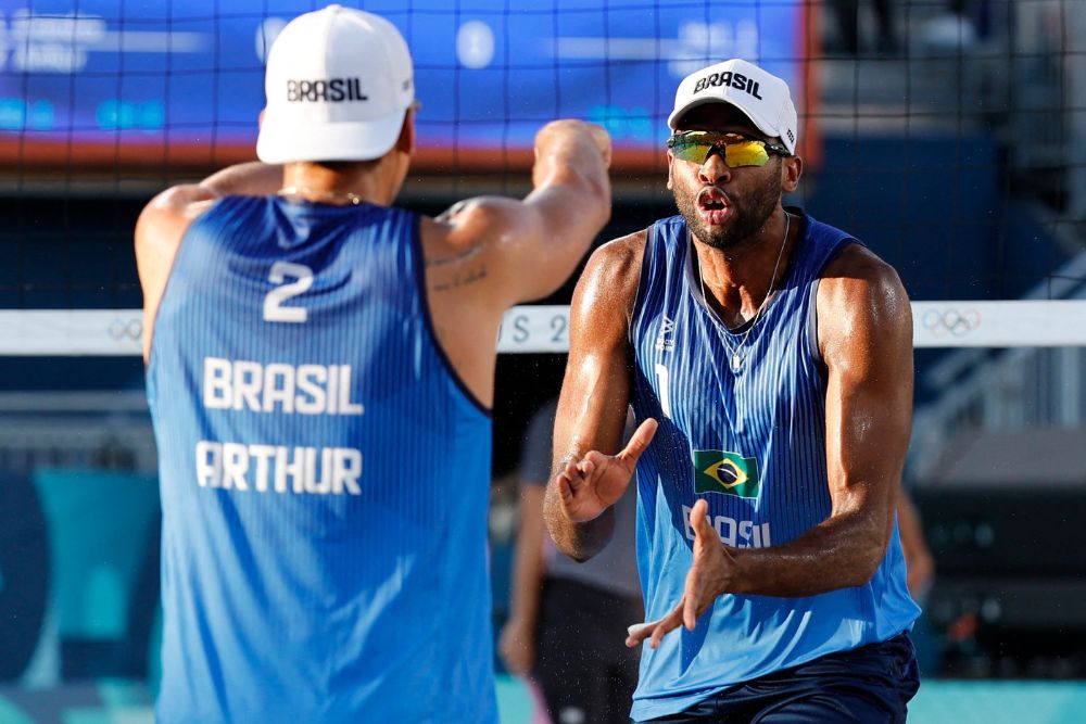 V&ocirc;lei de praia: Evandro e Arthur avan&ccedil;am para as oitavas em Paris