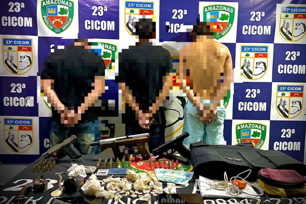 Trio é preso com submetralhadora no bairro da União Trio é preso com submetralhadora no bairro da União