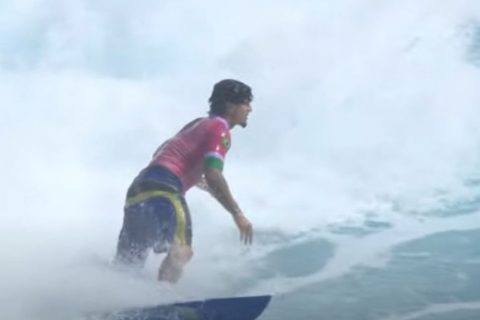 Olimpíadas: Medina vence Chumbinho e garante semifinal no surfe em Paris