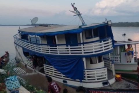 Barco naufraga e deixa passageiros desesperados em Novo Aripuanã