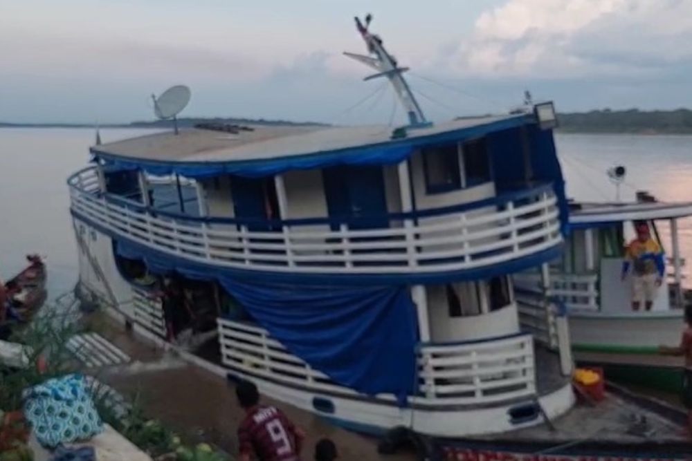 Barco naufraga e deixa passageiros desesperados em Novo Aripuanã Barco naufraga e deixa passageiros desesperados em Novo Aripuanã