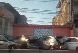 Ônibus desgovernado atinge poste de energia e destrói carros no bairro Petrópolis