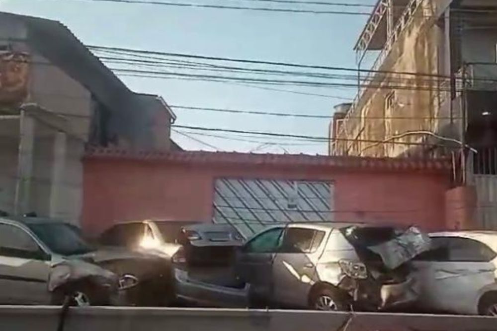 Ônibus desgovernado atinge poste de energia e destrói carros no bairro Petrópolis Ônibus desgovernado atinge poste de energia e destrói carros no bairro Petrópolis