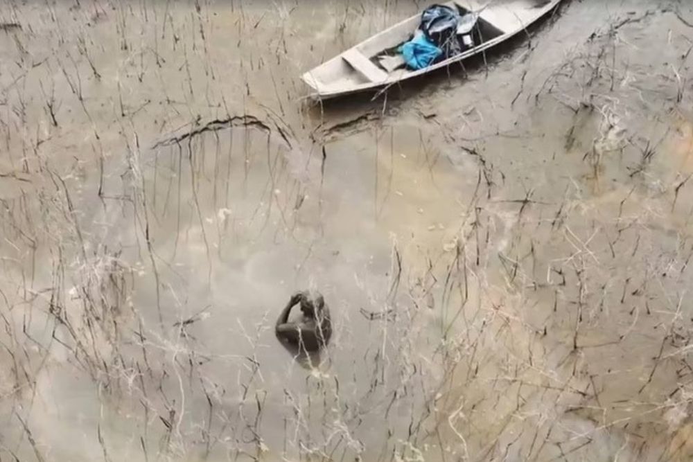 Pescador é resgatado após ficar três dias atolado em buraco de lama no Rio Solimões Pescador é resgatado após ficar três dias atolado em buraco de lama no Rio Solimões