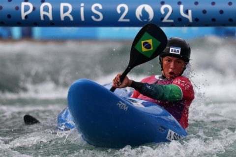 Ana Sátila e Pepê Gonçalves avançam para eliminatórias do caiaque cross em Paris 2024