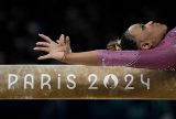 Fora do pódio: Rebeca termina em 4º e Biles em 5º quinto na trave