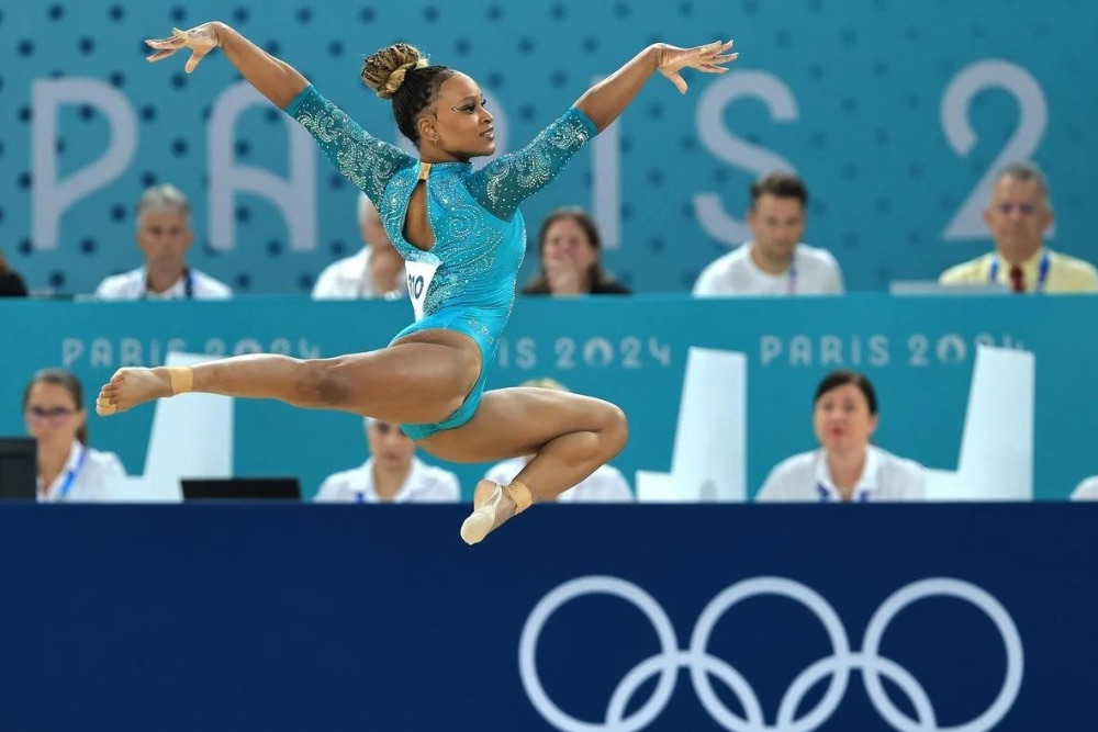 Rebeca Andrade conquista ouro no solo e vira maior medalhista olímpica do Brasil