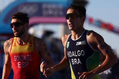 Brasil termina em 8º lugar no revezamento misto do triatlo em Paris