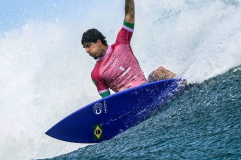 Olimpíadas: Medina supera peruano e garante bronze no surfe masculino em Paris