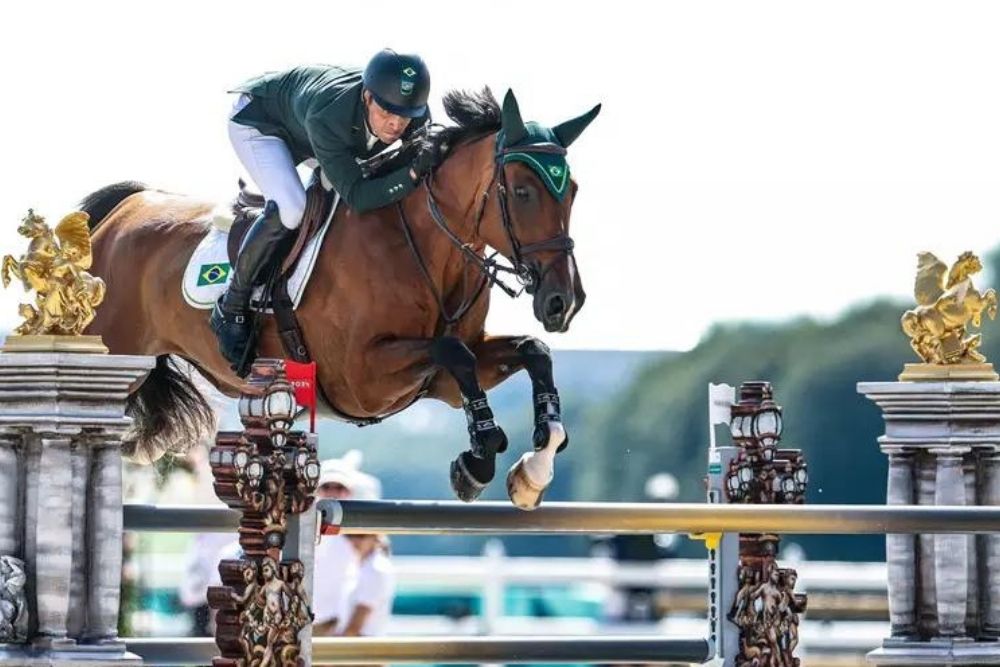 Stephan Barcha fica em 5&deg; lugar na prova de saltos do hipismo em Paris