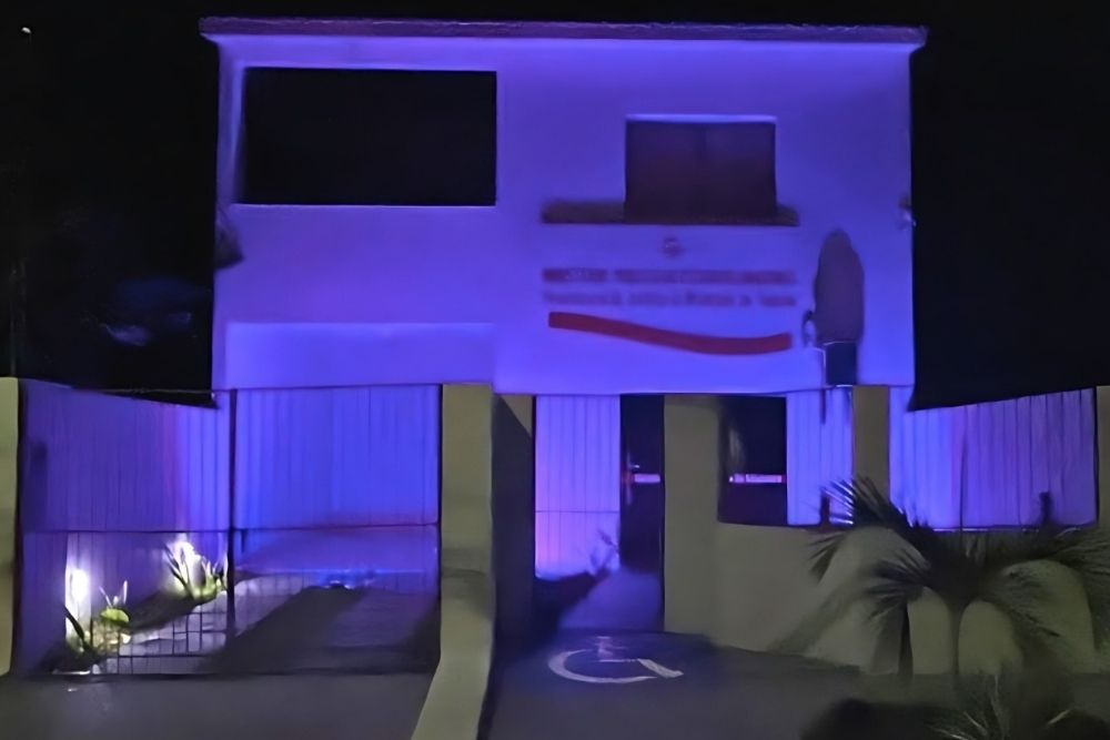 Promotoria de Tapau&aacute; &eacute; iluminada de lil&aacute;s em alus&atilde;o ao m&ecirc;s de Conscientiza&ccedil;&atilde;o &agrave; Viol&ecirc;ncia Contra a Mulher