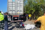 Mototaxista morre e esposa fica ferida após colisão contra carreta no bairro Distrito Industrial