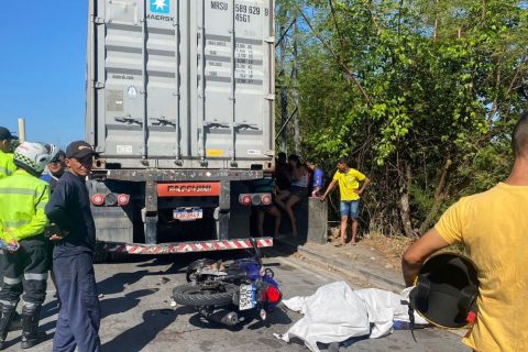 Mototaxista morre e esposa fica ferida após colisão contra carreta no bairro Distrito Industrial