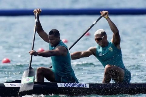 Olimpíadas: Isaquias Queiroz e Jacky Godmann ficam em último na final da canoagem em Paris
