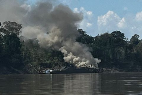 Embarcação da Marinha pega fogo no interior do Amazonas