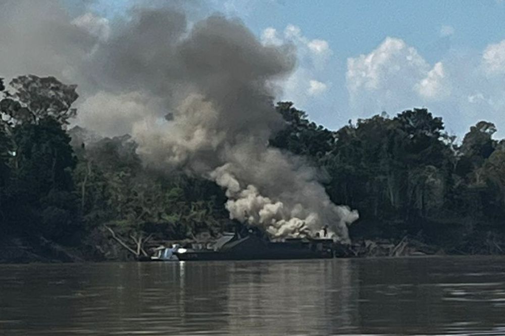 Embarca&ccedil;&atilde;o da Marinha pega fogo no interior do Amazonas