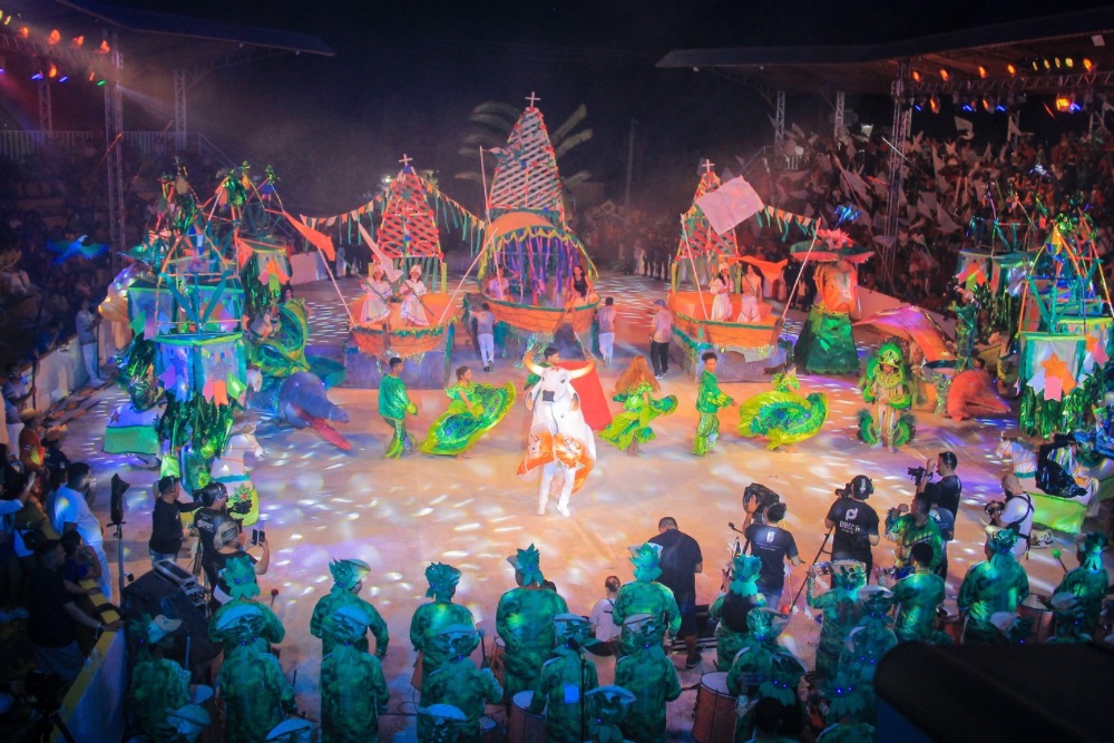 Bois Espalha Emoção e Touro Branco encerram última noite do 19° Festival Folclórico do Mocambo Bois Espalha Emoção e Touro Branco encerram última noite do 19° Festival Folclórico do Mocambo