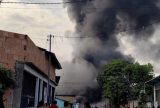 Incêndio de grandes proporções destrói fábrica na Zona Norte de Manaus