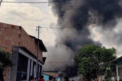 Incêndio de grandes proporções destrói fábrica na Zona Norte de Manaus